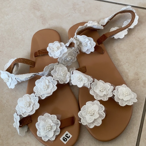 white flowered toe sandals! - Picture 2 of 3